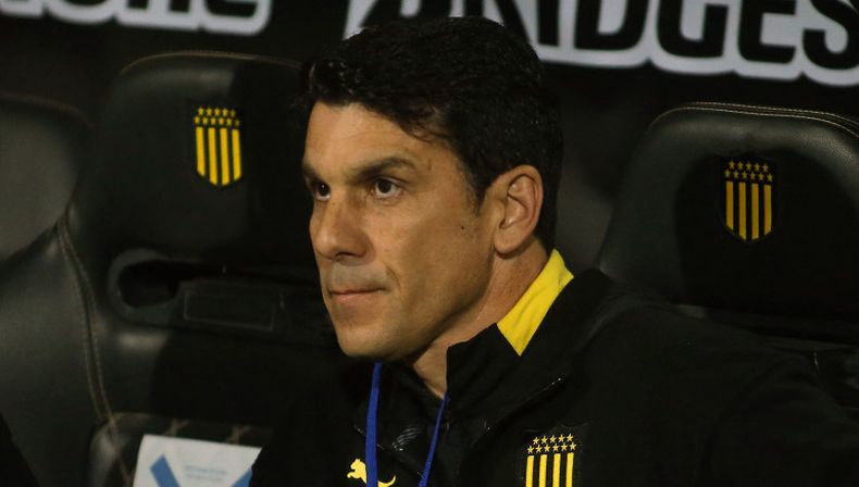 El exentrenador de Peñarol, Mauricio Larriera, ahora dirigirá Alianza Lima.
