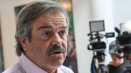 Carlos Uriarte asumió su banca en el Senado este martes