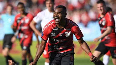 Con el gol de su vida, Nikão le dio la Sudamericana al Paranaense