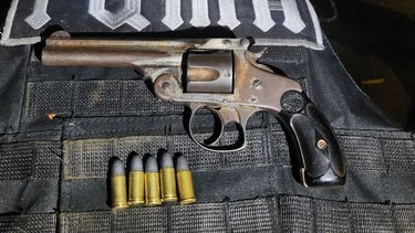 un hombre fue detenido en barrio maracana con un revolver calibre 38