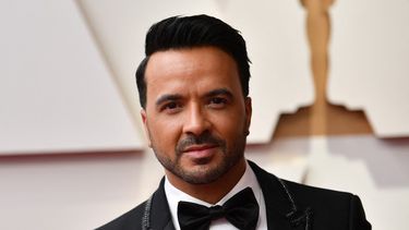 luis fonsi llego a montevideo: quiero que el publico vibre conmigo