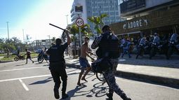 Jorge Barrera anunció acuerdo de no persecución a hincha de Peñarol que podría volver a Uruguay