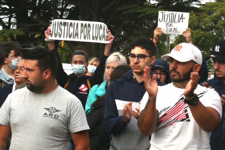 Familiares y amigos de Lucas se manifestaron frente al Palacio Legislativo