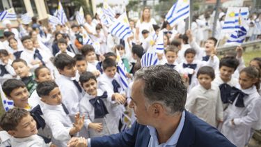 Yamandú Orsi frenó su cronograma en Salto para visitar una escuela y sorprender a los niños