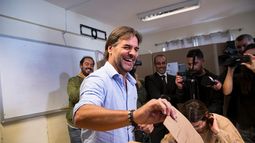 Lacalle Pou votó en Canelones y habló del rol de la Coalición como oposición: Están haciendo un buen trabajo