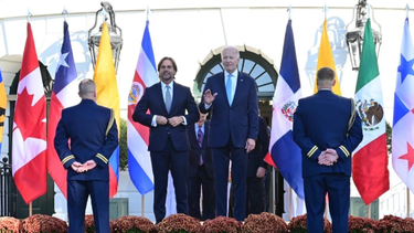 El presidente Luis Lacalle Pou y el mandatario de Estados Unidos, Joe Biden, en la Cumbre inaugural de Líderes de la Asociación de las Américas para la Prosperidad Económica