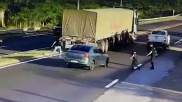 Policía de Salto intenta de detener un auto en control del puente Daymán.