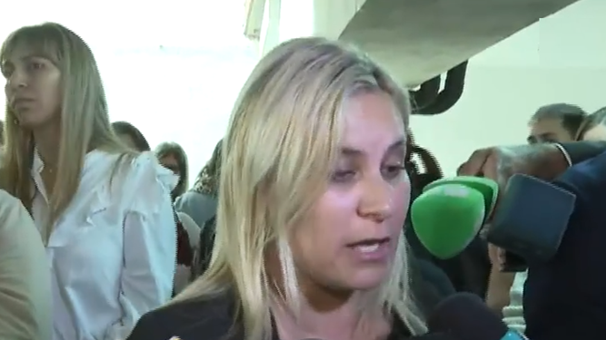 Una mujer reclama uno de los apartamentos sorteados en el edificio vinculado a la polémica por adjudicación directa.