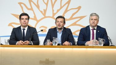 La oposición sostuvo que, si se cambia la fijación de precios de combustibles, interpelará a la ministra