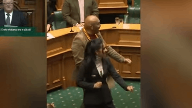 En Nueva Zelanda, la discusión de una ley en el Parlamento terminó con un haka y dos legisladores expulsados