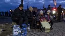 Refugiados de Ucrania acampan en una estación de tren de Polonia