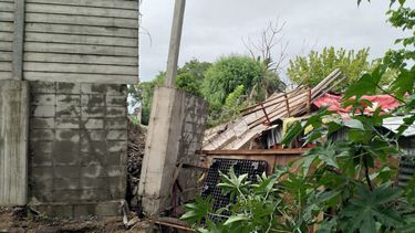 El temporal tiró un muro contra una vivienda en el barrio Cadorna