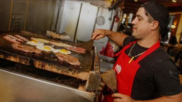 IM evaluará extender horario de atención de bares y restaurantes