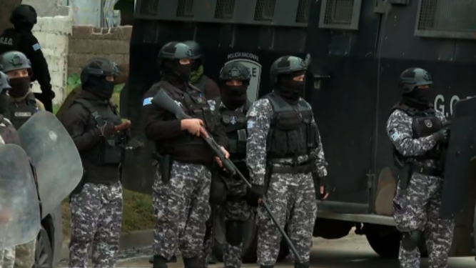 Policías respaldaron al efectivo que abatió al adolescente en el Borro y afirmó que la ley lo habilita a actuar