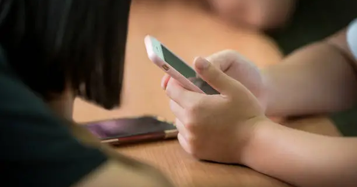 Proponen prohibir celulares en escuelas y liceos: Mahía plantea regular su uso en clase