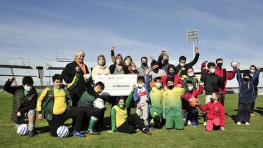 Unidos para Ayudar donó 11.500 pelotas de fútbol y básquetbol