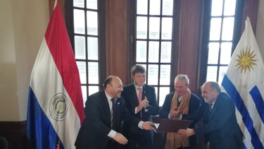 Aduanas de Uruguay y Paraguay firmaron convenio de cooperación para mejorar seguridad en los puertos.