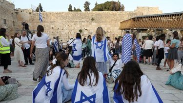 decenas de miles de israelies en la marcha de las banderas en jerusalen bajo tension