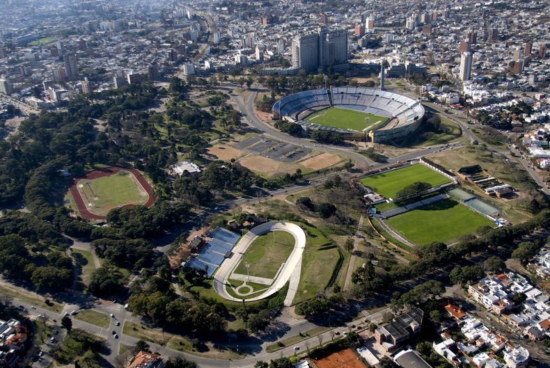 Presidente de la Comisión del Patrimonio pide a la Intendencia de Montevideo que prohiba parar en la vereda.