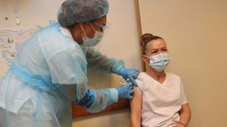 Erika Correa fue la primera vacunadora en recibir la dosis en Médica Uruguaya