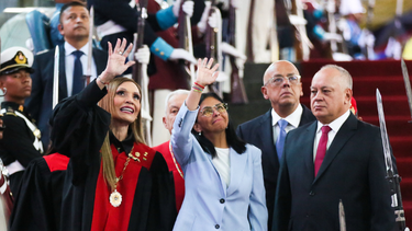 Presidenta interina de Venezuela, Delcy Rodríguez (centro), la presidenta del Tribunal Supremo de Justicia, Caryslia Rodríguez (izquierda), y el ministro del Interior y Justicia, Diosdado Cabello (derecha). Presidenta interina de Venezuela, Delcy Rodríguez (centro), la presidenta del Tribunal Supremo de Justicia, Caryslia Rodríguez (izquierda), y el ministro del Interior y Justicia, Diosdado Cabello (derecha).