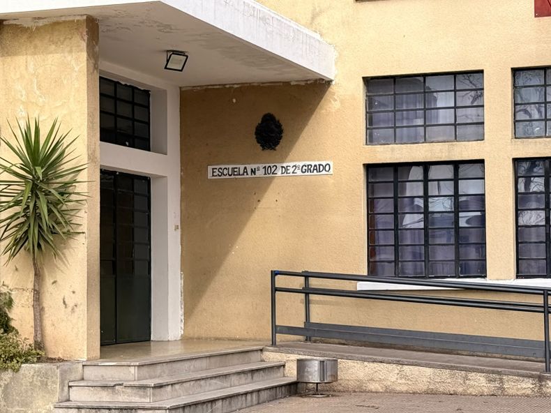 ESCUELA 102 MENINGOCOCO