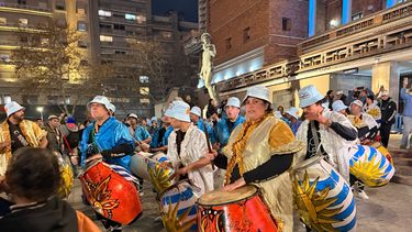 Cientos de personas se reunieron al ritmo del candombe en la explanada de la Intendencia para alentar a Uruguay