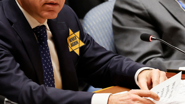 El embajador de Israel ante las Naciones Unidas, Gilad Erdan, porta una estrella de David amarilla con las palabras Nunca más mientras habla durante una reunión del Consejo de Seguridad