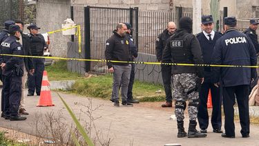 investigan si el quintuple homicidio esta vinculado a una disputa por venta de drogas en villa espanola
