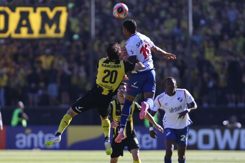 Final abierta: Nacional ganaba 2 a 0, pero Arezo descontó al final del primer tiempo y Leo Fernández igualó