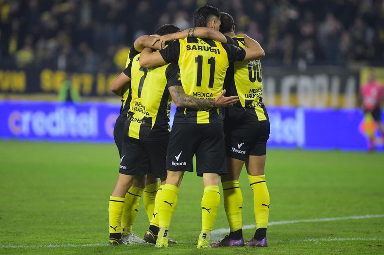 Peñarol le ganó 2 a 0 a Plaza Colonia en el Campeón del Siglo y arrancó con buen pie el campeonato