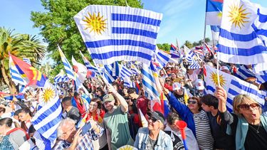Multitudinario banderazo del Frente Amplio: Somos conscientes que representamos el cambio seguro, dijo Orsi