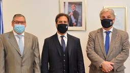 Embajador Enciso, el presidente Luis Lacalle Pou y el canciller Francisco Bustillo en la embajada en Buenos Aires.