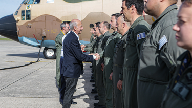 Ministro de Defensa y tripulación del Hércules