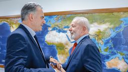 Símbolo latinoamericano: el abrazo de Yamandú Orsi, Lula, Boric y Petro