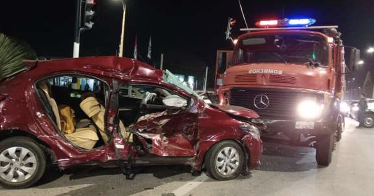 Dos personas resultaron heridas tras chocar su auto contra un camión en Parque del Plata