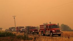 Incendios desplazan a miles de personas en EE.UU.