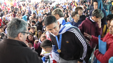 El campeón Rodrigo Chagas recorrió escuelas en Artigas.