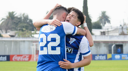 Los jugadores de Cerro se fundieron en un emotivo abrazo.