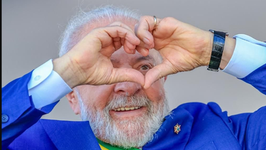 vLula Da Silva felicitó al pueblo uruguayo por las elecciones y a Yamandú Orsi por resultar ganador