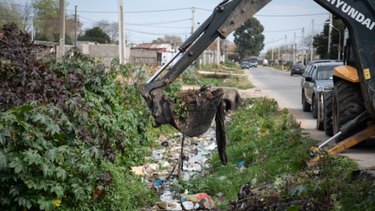 Limpieza de curso de agua en el barrio Padre Cacho ante alerta amarilla por lluvias y tormentas.