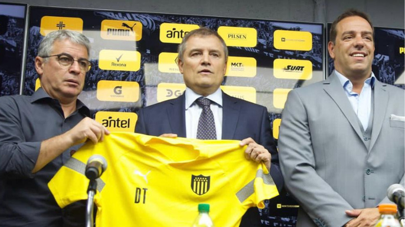 Pablo Bengoechea, director deportivo de Peñarol, Diego Aguirre, flamante director técnico y Ignacio Ruglio, presidente Peñarol.