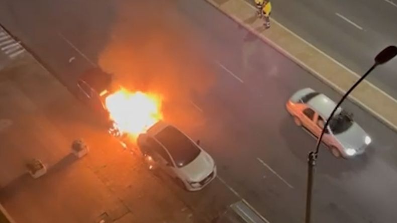 VIDEO: Incendio destruyó dos vehículos estacionados en la Rambla de Pocitos