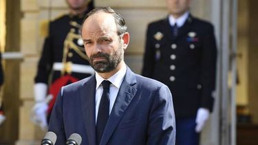 Macron eligió a un hombre de derechas como su primer ministro