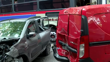 Conductora de ómnibus se desvaneció y embistió a cuatro vehículos que estaban estacionados