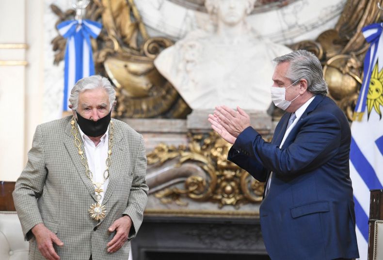 José Mujica fue condecorado en Argentina por alto grado de honor