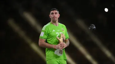 FIFA sancionó a Dibu Martínez por golpear a un camarógrafo tras el partido ante Colombia
