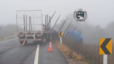 camion despisto en rivera en zona afectada por un banco de niebla
