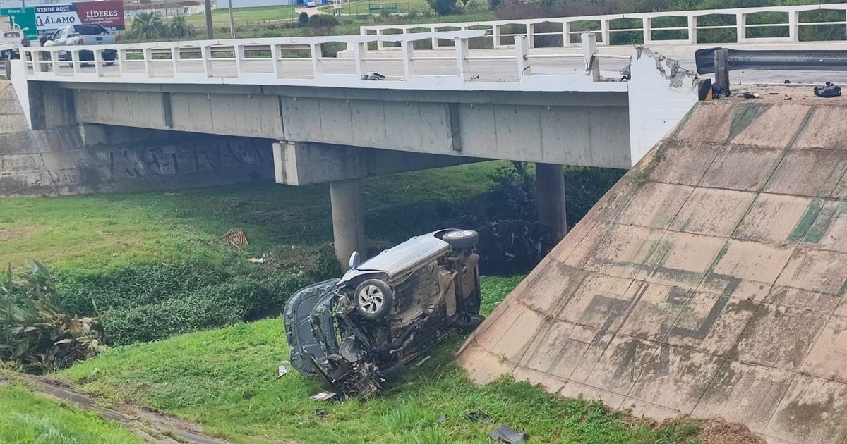 Un auto despistó y cayó de un puente en Progreso; su conductora fue rescatada