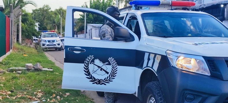 La Policía realizó 12 allanamientos, incautó armas y drogas y detuvo a cinco personas en Prado y Cerro Norte